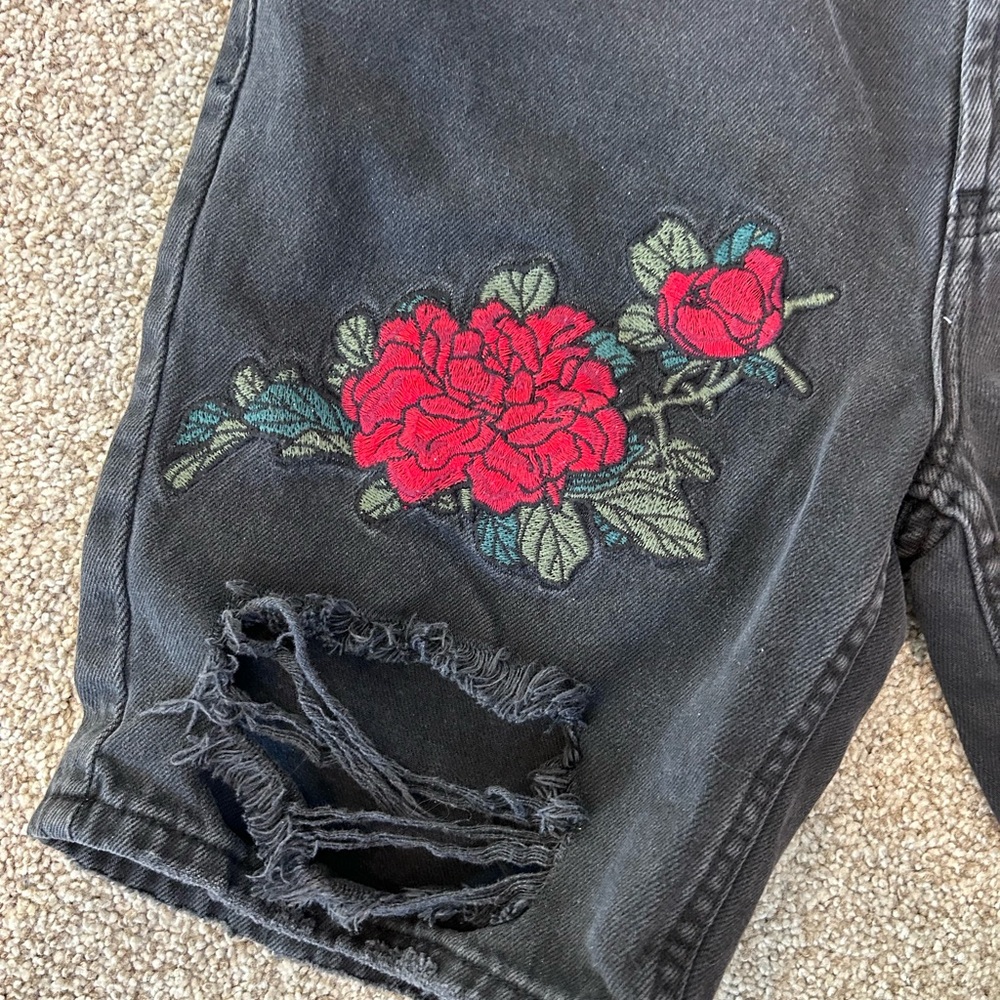 PacSun Men’s Roses Floral Distressed Black denim Shorts. Grunge. Streetwear. 31 - Picture 4 of 14